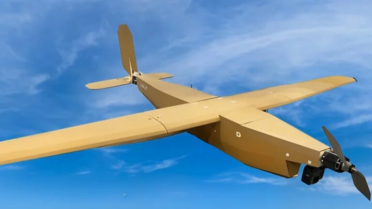 Japonsko nasazuje vojenské drony z lepenky za 45 tisíc Kč. Voják je složí za 5 minut a radar je téměř nevidí