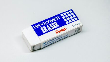 Zkuste třít baterie AA a AAA obyčejnou gumou na mazání. Doporučují to i sami výrobci, má to překvapivý efekt