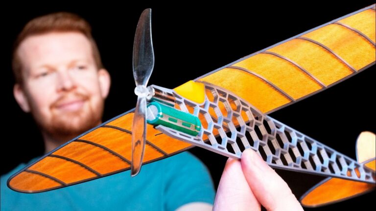 Letadélko z 3D tiskárny váží jen 15,6 gramů. Stačí čtyři sekundy klikou a bez baterie vydrží létat skoro minutu