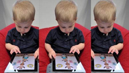 Češka se na dovolené pochlubila, že její dítě nemá tablet u jídla. Stovky matek jí odpověděly tak, že to nečekala