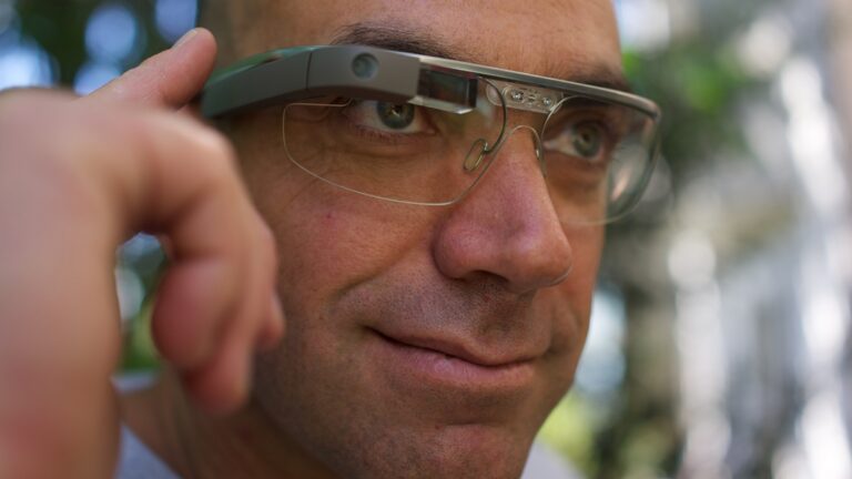 Muž s nasazenými Google Glass