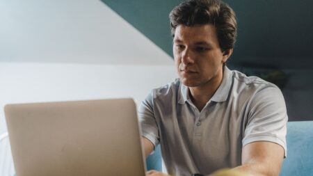 Lajkoval videa za peníze a přišel o 560 tisíc korun. Podvodníci ho pak ještě zneužili jako bílého koně, aniž to tušil