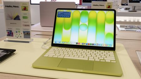 Apple u nového MacBooku Neo škrtl podsvícení klávesnice. Vychytávka z IKEI za 50 Kč řeší problém lépe, než byste čekali