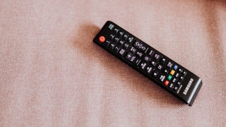 Barevná tlačítka na ovladači TV používá málokdo. Umí přitom věci, o kterých většina lidí nemá tušení
