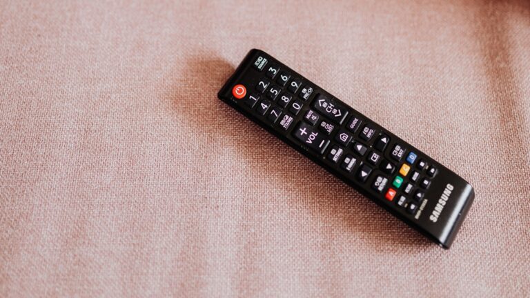Ovladač k televizi na gauči