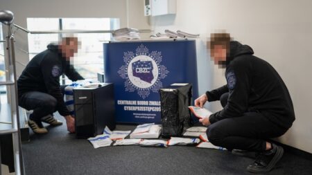 Děti ve věku 12 až 16 let vydělávaly na DDoS útocích proti firmám. Polská policie jim zabavila kryptopeněženku i počítače