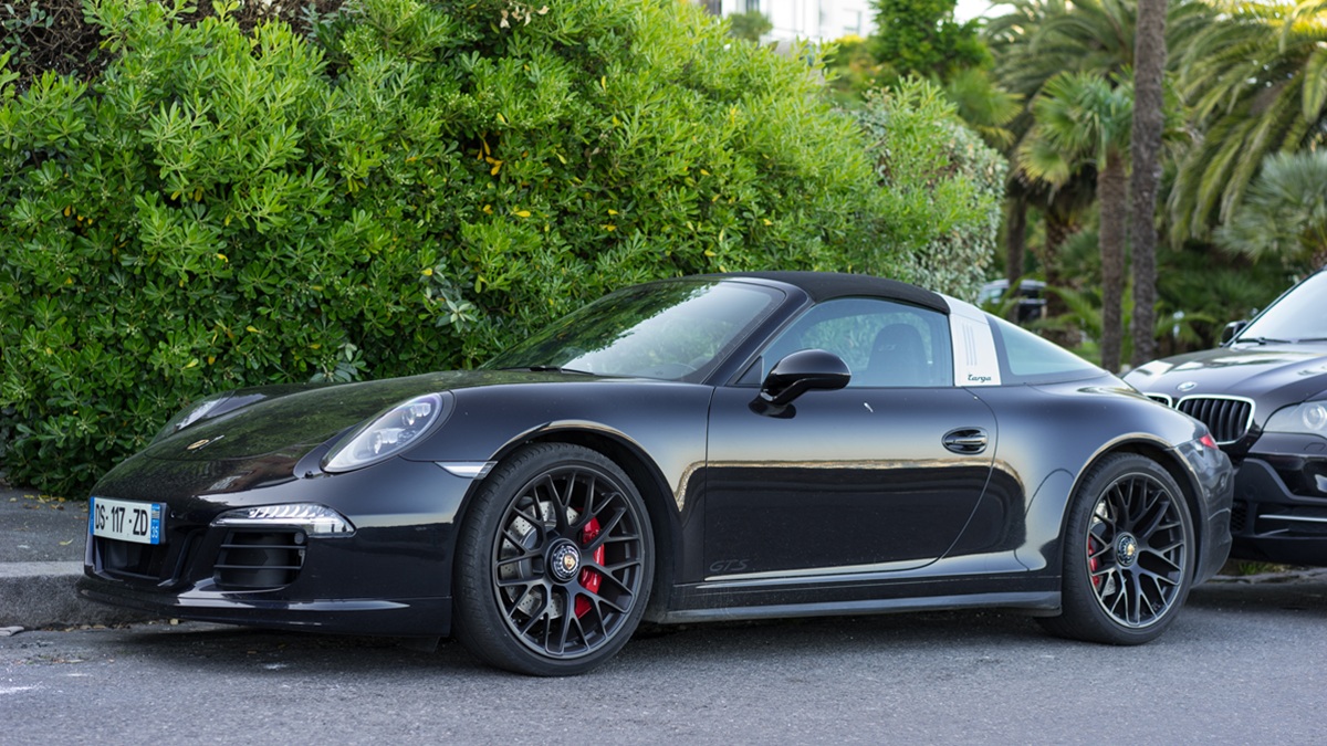 Porsche 911 dostalo hybrid a zní to jako zločin proti legendě. Jenže opak je pravdou, auto je lepší než dříve