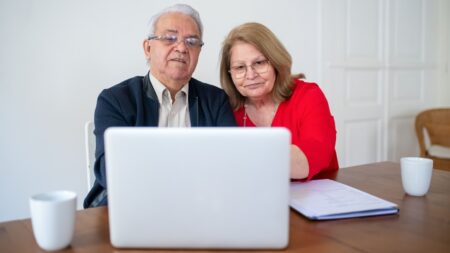 Nainstalovali si do PC program, který jim doporučil „investiční poradce“. Za chvíli jim z účtu zmizelo přes 400 tisíc korun