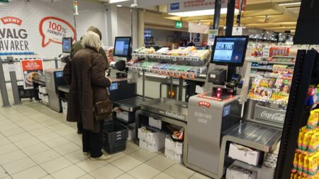 Důchodkyně (69) poprvé v životě použila samoobslužnou pokladnu. Skončila na policii, brali jí otisky a fotili tetování