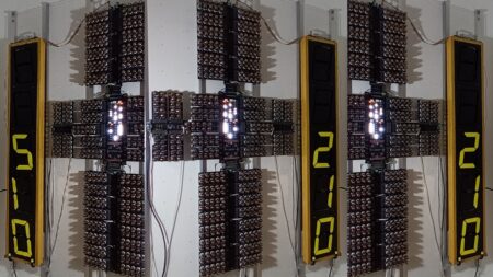 Nadšenec si doma postavil sovětský počítač ze 460 elektronek. Startuje 15 minut, dvakrát už vybuchl