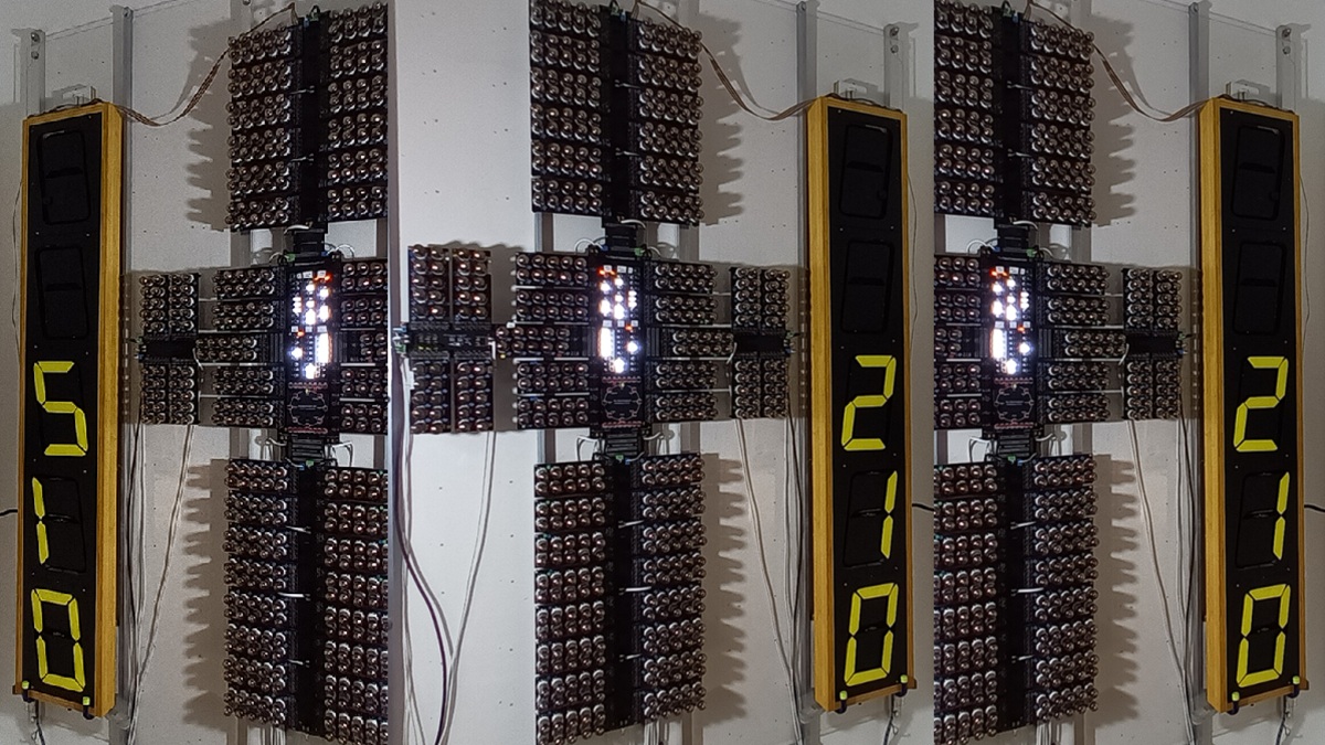 Nadšenec si doma postavil sovětský počítač ze 460 elektronek. Startuje 15 minut, dvakrát už vybuchl