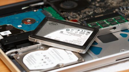 Objednal SSD za 3 000 Kč a prodejce mu objednávku zrušil. Druhý den ho nabízel za trojnásobek a není v tom sám