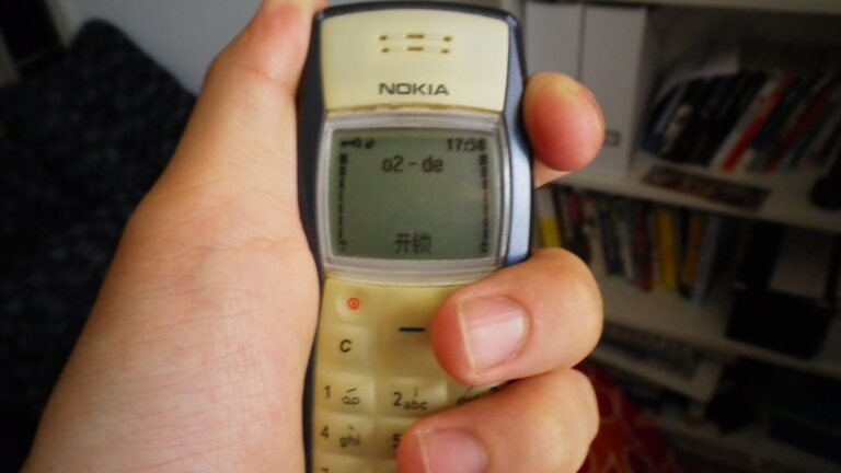 Starý telefon Nokia 1100