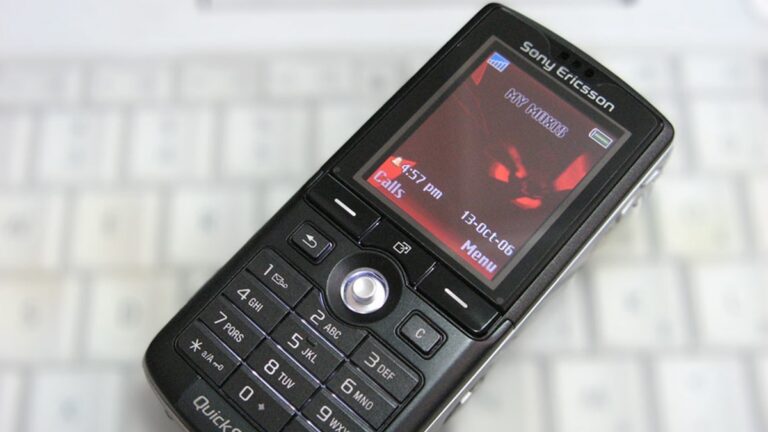 Starý telefon Sony Ericsson K750i