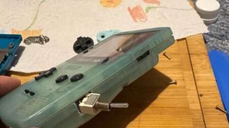 Koupil starý Game Boy s obřím přepínačem na boku. Komunita mu vysvětlila, k čemu slouží, a všichni záviděli