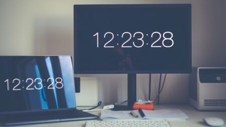 Hodiny na zamykací obrazovce Windows jdou špatně a Microsoft to neopraví. Prý je to záměr, ne chyba