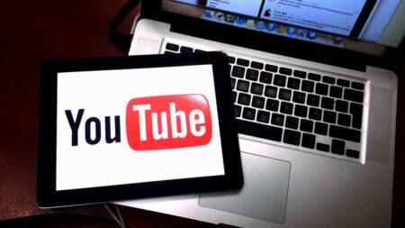 YouTube přidává automatický dabing do živých přenosů: 40 % diváků streamů jsou cizinci, jazyková bariéra padá