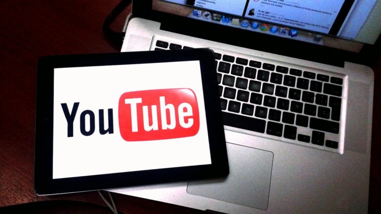 Tablet, logo YouTube, laptop