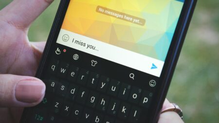 Gboard nově rozpozná podvodné zprávy a varuje vás, než stačíte odpovědět. Redaktor testoval, jestli to opravdu funguje