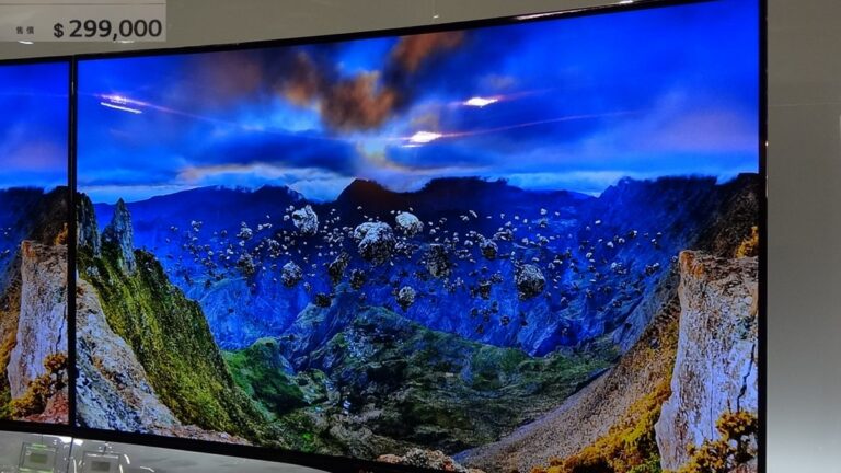 Televizory jsou tenčí než krajíc chleba a vypadají skvěle. Problém je, že za zvuk si připlatíte víc než za samotný panel