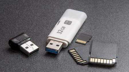 Vynálezce USB flash disku varuje: Krize pamětí je teprve v plenkách. Výroba mobilů výrazně klesne a budou dražší