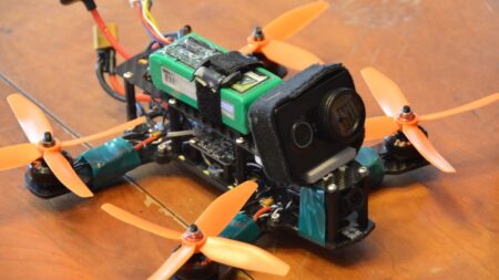 Startovní signál pro další generaci dronů. Nová baterie zvládla téměř dvojnásobný let a v mrazu vydržela skoro hodinu
