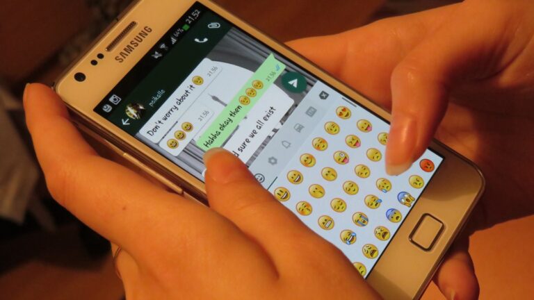 Android telefon Samsung, WhatsApp aplikace, chat