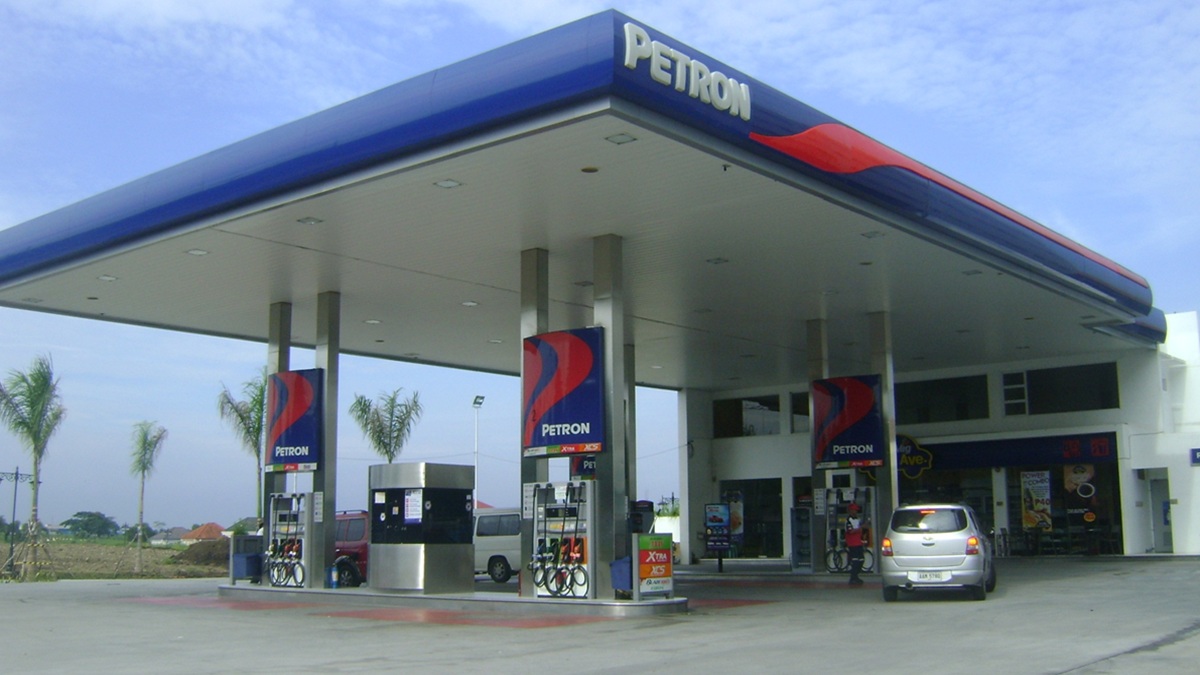 Kde si přes mobil ověřit cenu: Rozdíl v ceně benzinu mezi pumpami v jednom městě dělá na jedno tankování velký rozdíl