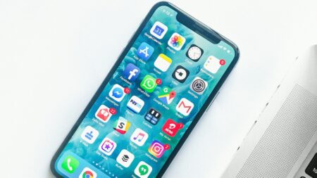 Výřez pro kameru v telefonu zabírá místo a nic nedělá. Jedna aplikace z něj udělá zkratkové centrum pro cokoliv