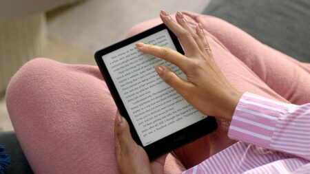 Amazon představil tři nové Kindle najednou. Jeden má barevný displej a mění pravidla hry pro čtenáře e-knih