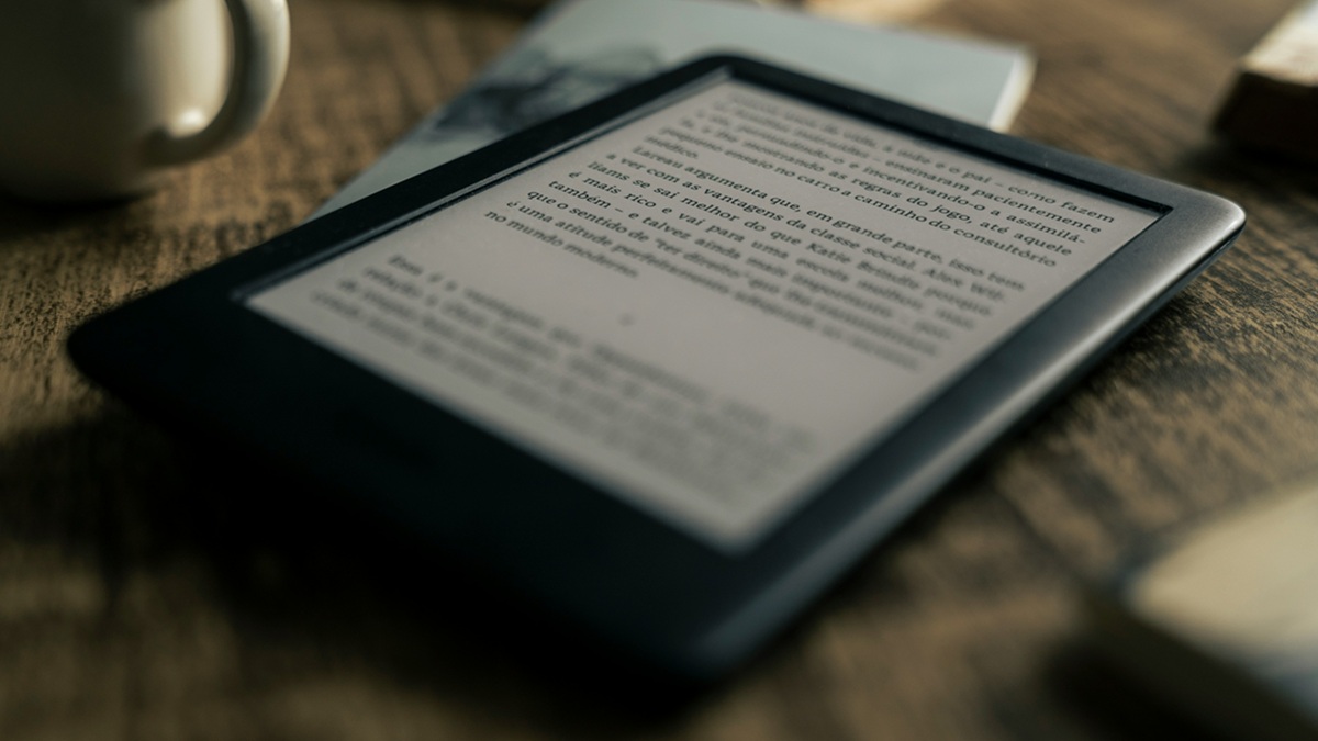 Kindle ukrývá v nastavení jasu trik, který uživatelé dark mode přehlížejí. Baterie pak vydrží výrazně déle