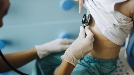 Lékaři po používání AI přehlíželi o 20 % více nádorů. Nové studie ukazují, co nám umělá inteligence ve skutečnosti bere