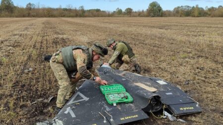 Starý Android telefon umí zachytit ruský dron dřív než radar. Litevci spustili aplikaci, která poslouchá oblohu