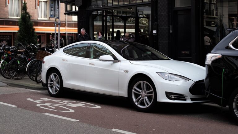 Elektrické auto Tesla, bílé