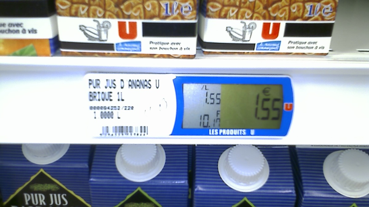 Supermarkety nasazují elektronické cenovky a zákazníci se bojí oprávněně. Cena se může změnit, zatímco nakupujete