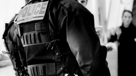 Hacker ukradl daňovým poplatníkům přes 80 milionů korun. Dopadli ho ve Francii, teď dostal 8 let vězení