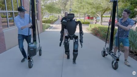 Americká armáda vybrala robota, který půjde do boje místo vojáků. Měří 179 cm, váží 85 kg a vydrží 2 hodiny