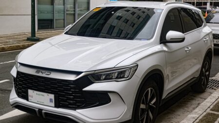 BYD Sealion 5 DM-i jezdí jako elektromobil, ale tankujete benzín. Test čínského SUV, které nechce ohromovat cenou