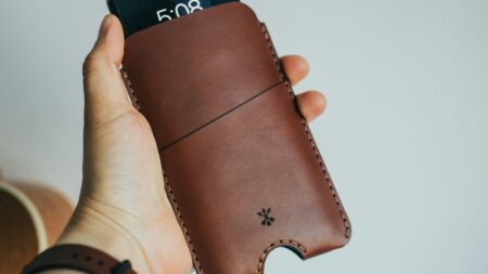 Generace Z se vysmívá koženým obalům na telefon. Jenže boomeři možná vědí něco, co mladí nepochopili