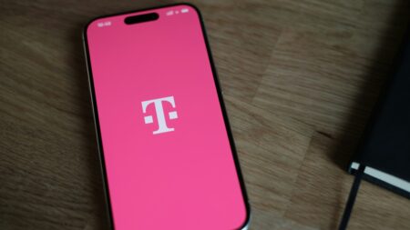 Jak na levnější mobilní tarif: Operátoři drží ceny vysoko, neomezená data bez závazku existují už za 392 Kč měsíčně