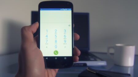 Google propojuje vaše číslo se všemi účty na telefonu, aniž si to uvědomujete. Jenže vypnutí funkce nestačí