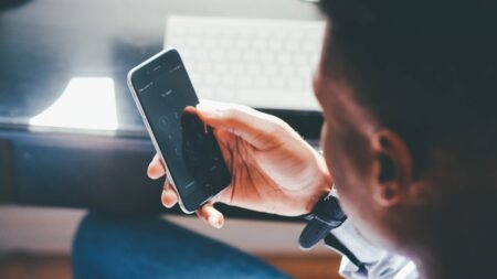Cena mobilních dat klesla o 60 % za čtyři roky, ale nejlevnější tarif paradoxně zdražuje. ČTÚ zveřejnil čísla