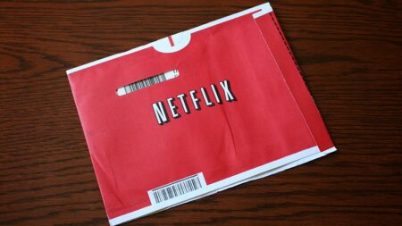 Netflix propustil 1 000 lidí a teď verbuje veterány z Hollywoodu. Seriály ztrácí přes polovinu diváků už po první sérii