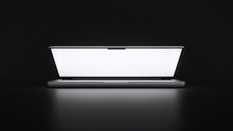 Notebook MacBook se svítícím displejem