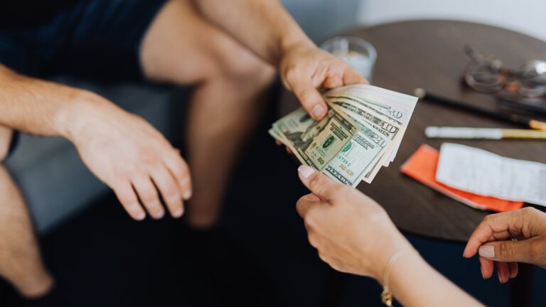 Podvodníci cílí na lidi, kteří už jednou přišli o peníze. Slibují vrácení peněz jménem policie a Interpolu, pak udeří znovu