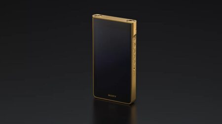 Sony ukázalo nový Walkman pokrytý zlatem. Stojí několik měsíčních výplat, a přesto se po něm zaprášilo