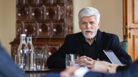 Seniorský pár chtěl vydělat, tak skočil na reklamu s Petrem Pavlem a ČEZ. Za pár týdnů přišel o milion korun