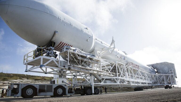 Raketa Falcon 9, SpaceX