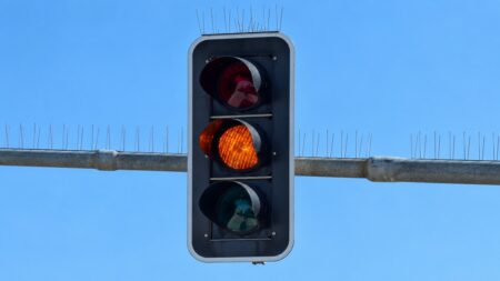 Projetí na oranžovou vás stojí 6 bodů a až 25 000 Kč. Zákon ji trestá úplně stejně jako červenou, jde o metry