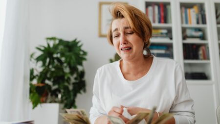 Seniorům slibovali pomoc a poradenství, ve skutečnosti je okrádali. Čtveřice z Brněnska vylákala 234 milionů korun